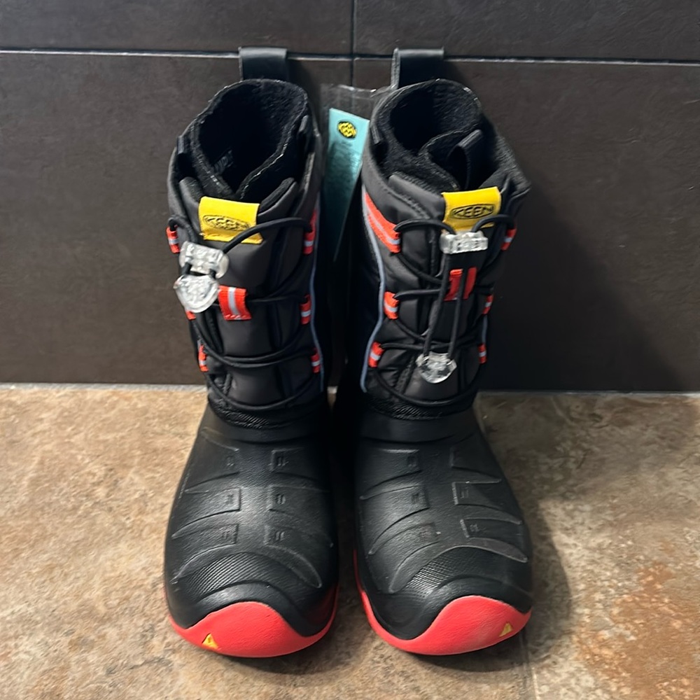 NWT Keen youth kids Lumi Winter Boot Red and Black Size 1